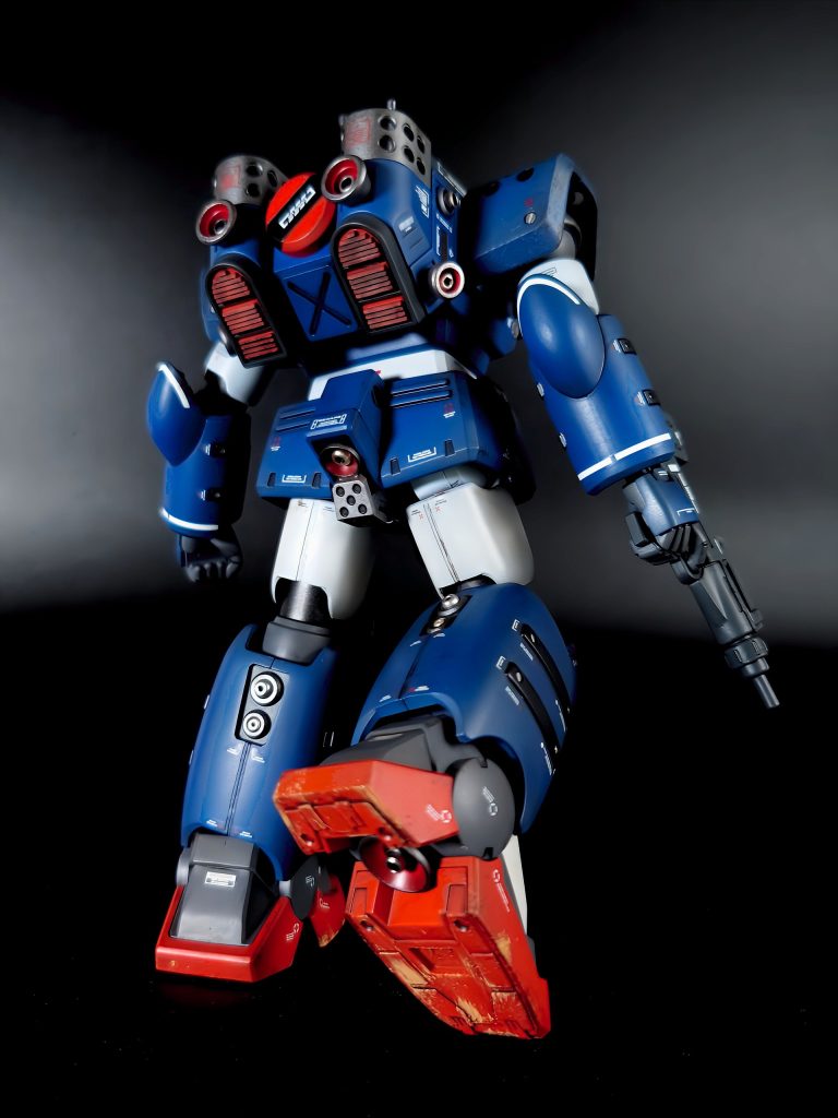 デカい足のおかげでこんな不安定なポーズも難なくこなしてくれます。