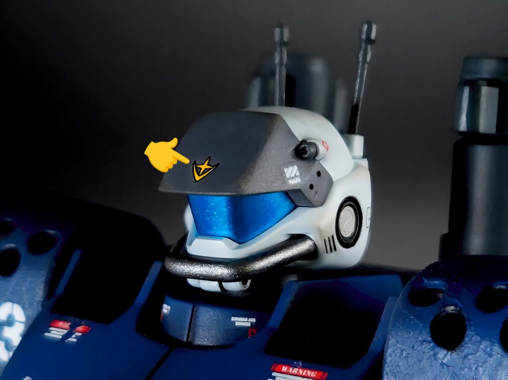 バイザーのエンブレムは元々の作り込みも甘く、筆塗りするのもマスキングして塗装するのもキツそうだったので、削り取ってデカール貼ってます。…この画像見て気づきましたが右肩甲骨あたりのデカールが剥がれてますねぇ…😅