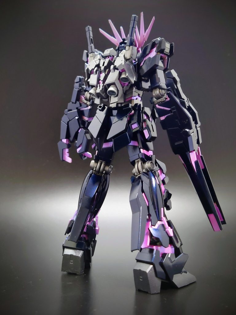 背面。メインの外装はプリズムブルーブラック、フレームはサーフェイサーガンメタ、バックパック等はメタリックブラック使用しています。