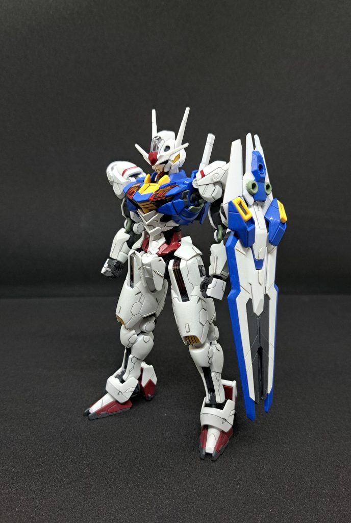 シールドにも戻ります。スジボリは六角形をイメージしてやってます。