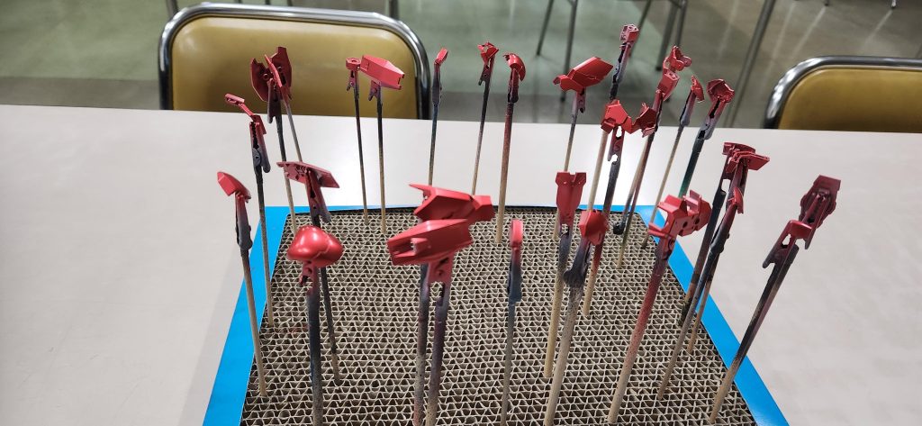 黒サフを吹いてからメタリックレッドを３回～４回重ねて吹きました