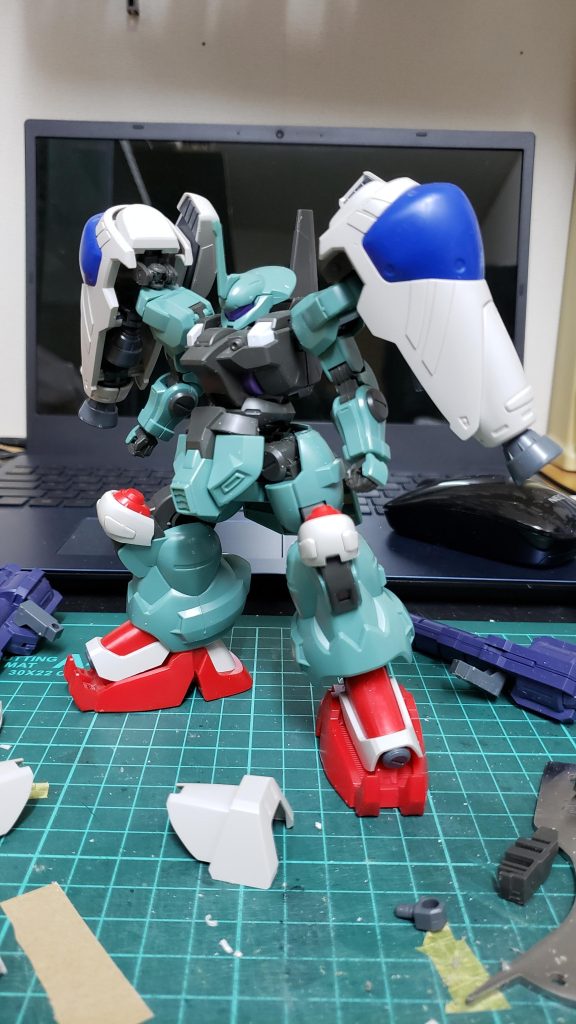 ディランザの丸っこい足首が好みでなかったので、よりどっしり感のあるHGサイサリスの脛、足首パーツに変更してます。