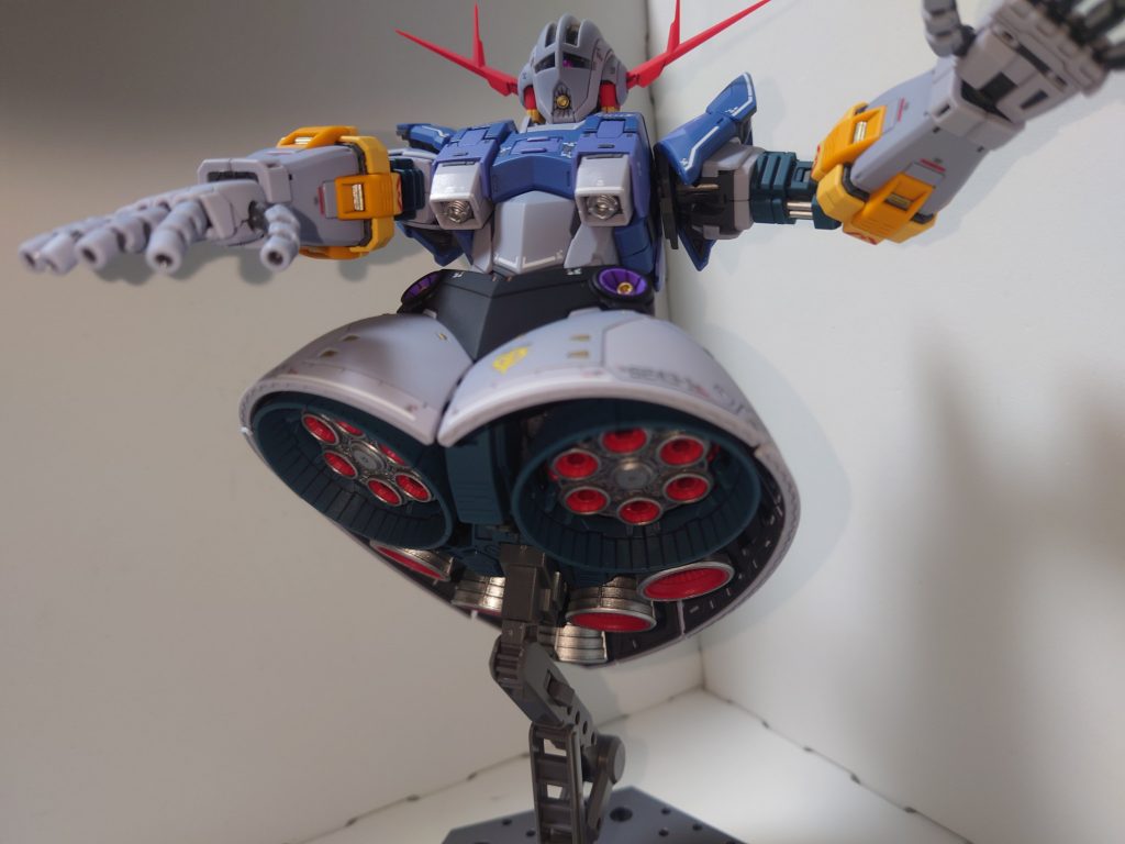 下に向けて射撃しつつスカートの中を見せるサービスショット