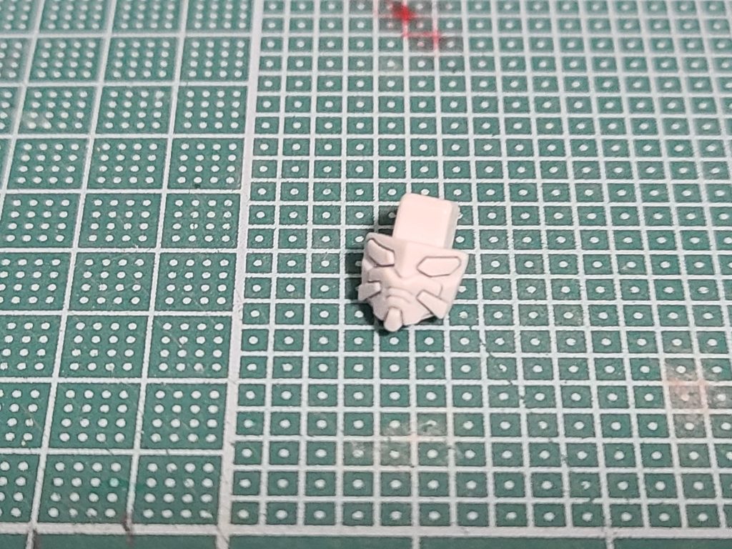 塗り分けのため顔は全部彫り直しました