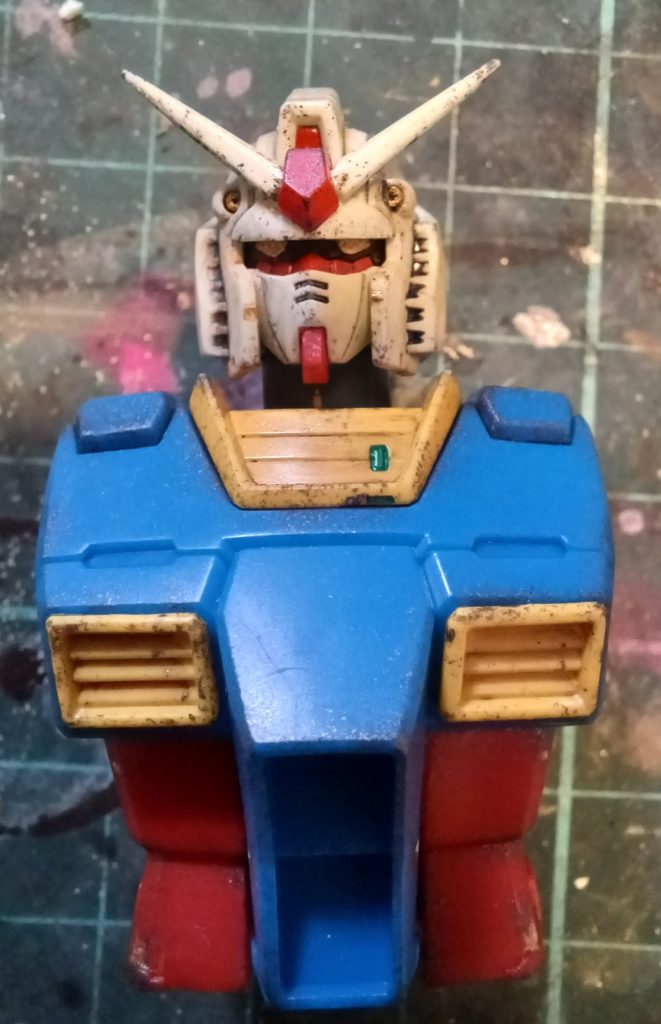 頭部パーツを何回か外してたら左側のバルカン砲がグニンと凹んでしまった💧(あわわ… (；´ﾟдﾟ)ゞ やっちまった)重～い気持ちのままランナーを切ってバルカン砲に合うように調整しながら削ってピンバイスで穴を開けて、違和感が無いように仕上げたら、接着剤で固定してみると…どうにか誤魔化せたかな。パッと見良く分からん(笑)じっくり見ても老眼なので分からん(笑)