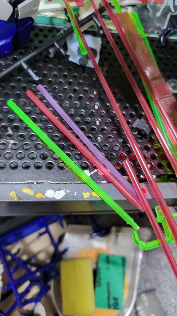 ビームサインはキット付属の長いサーベルはちょっと違うなって感じだったので、そこらに転がってたクリアパーツのランナーから削り出してます。