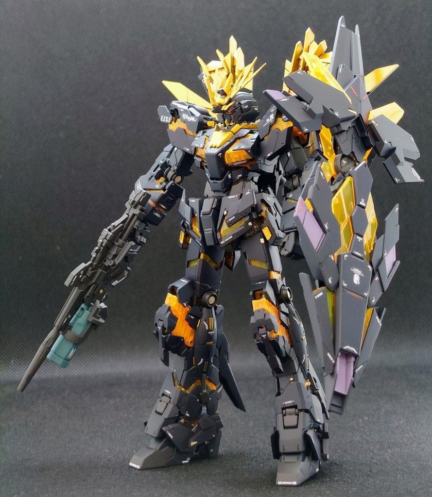 ユニコーンガンダムRGを前回作製しておりますが、アームドアーマーの存在感。これが凄い。プラモデルとしては、ほとんどユニコーンと共通パーツです。襟元とアンテナくらいしか違いません。もちろん、カラーリングは白黒まったく反対ですが拡張装備でここまで印象が変わるのは本当に不思議。※ユニコーンもバンシィノルンも一度サフで全部同じ色にしたからこんな風に感じるのかも。アームドアーマーXCが獅子のたてがみのようで凄い威圧感。あと書いてて思ったんですが、アームドアーマーDE(シールドのようなもの)ってスズメバチみたい。これも怖さを感じる要因?私だけだろうか…