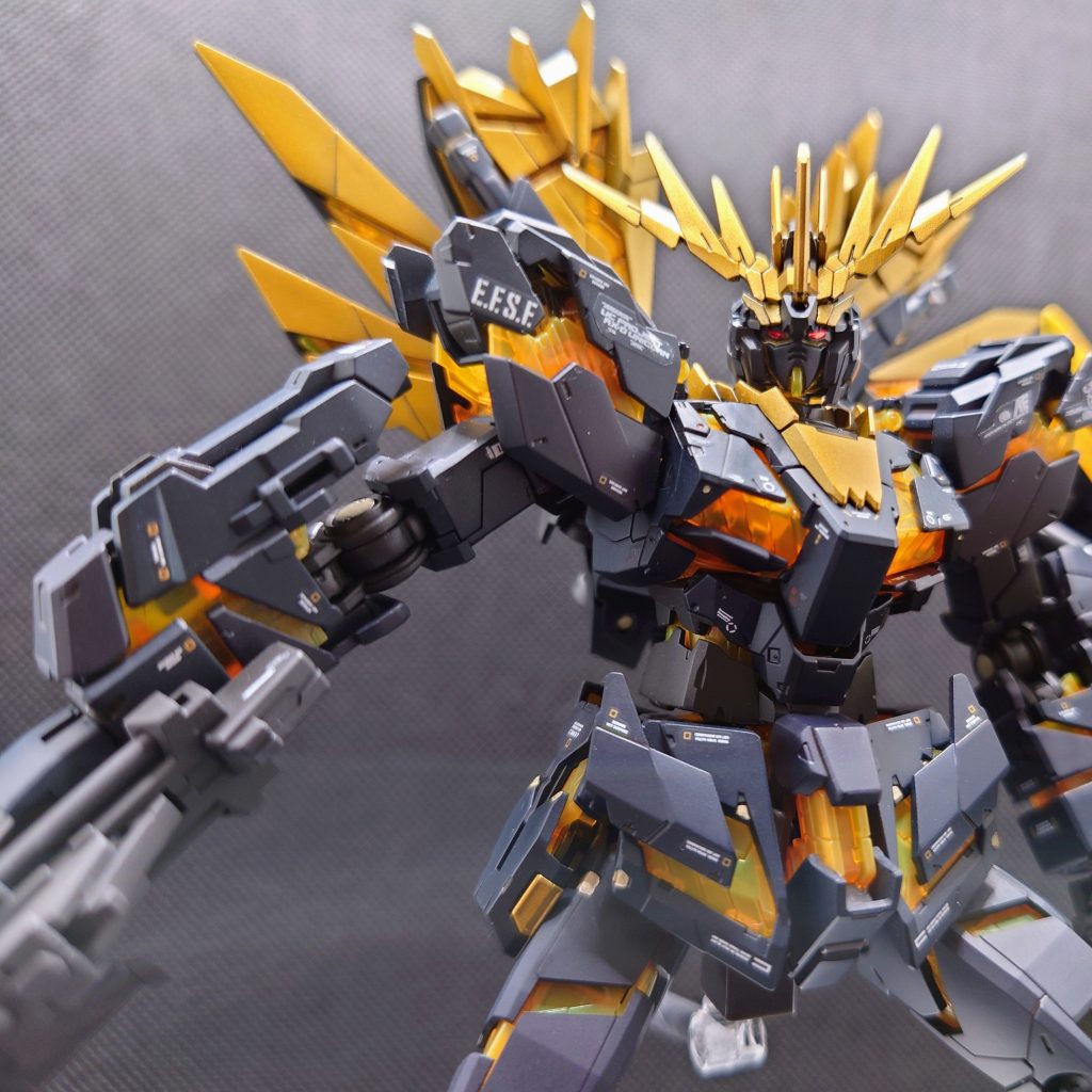 作る前は気付かなかったのですが、この機体なんとなく「怖さ」を感じます。黒い機体に散りばめられた金色、そして赤い目。モチーフは獅子というデザイン。本能的に感じる危なさを詰め込んだような存在感。※バンシィも、バンシィノルンも登場シーンのパイロットが怖い(?)せいもありますが…