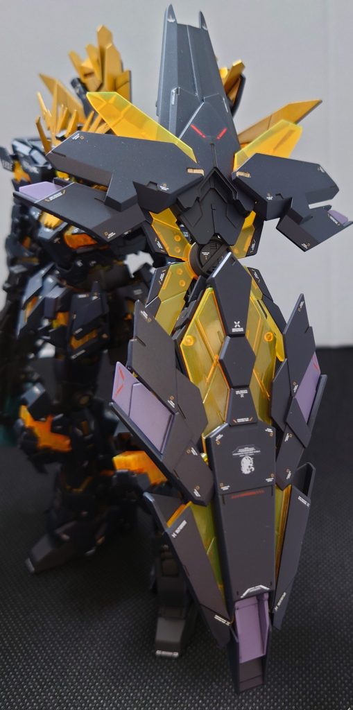 デカールですが、純正が手に入らなかったのでハイキューパーツから出ているコーションデカールを使用しました。※amazonにあります 現在7月ですが、最近バンシィノルンRGは再販されたようですね。某家電店で見掛けました。ですがなかなか純正デカールは手に入らないと思います。これはホワイトとオレンジなので濃い色の機体に映えます!バンシィノルンのためかと思うくらいオススメです!今までで1番デカールを貼るのが楽しかったくらいです。※獅子のマークだけは、付属のリアリスティックデカールを使用しました。デザインナイフでギリギリのラインまでフチを切り取るという苦行のおまけ付き。