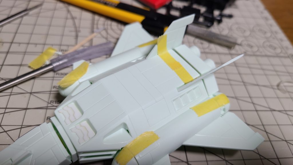 上部が少しディテール少なくて寂しかったので、スジ彫りとプラ板でディテールアップ(・∀・)