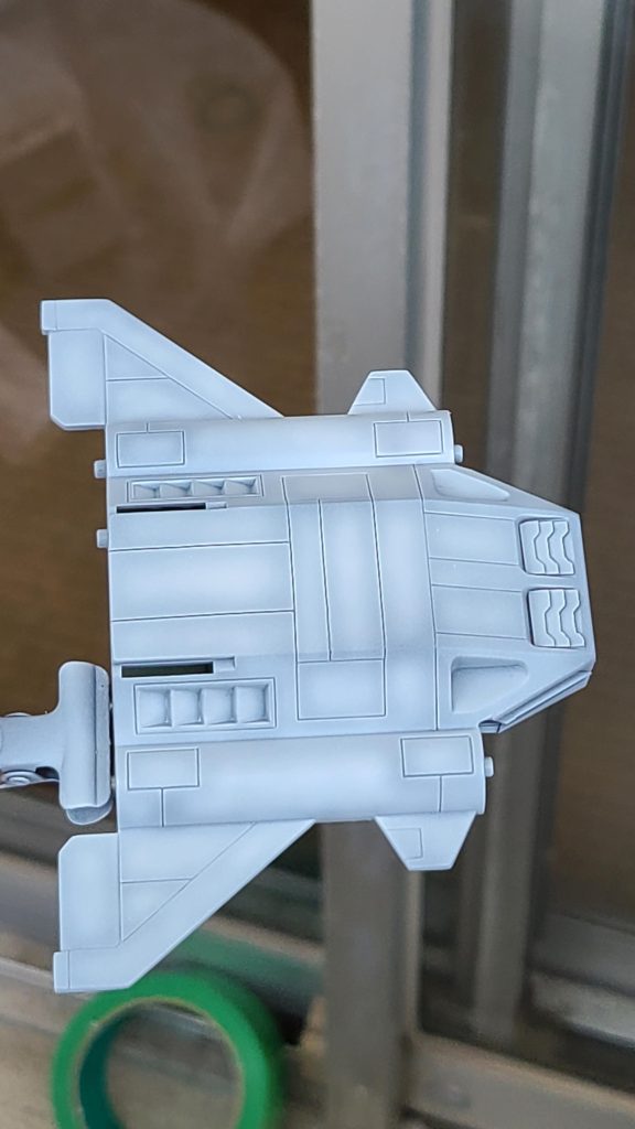 下地の白を塗装した時ここからマスキングして水性塗料で塗装、はみ出したところはマジックリンで拭き取りと最近王道になってきた塗装方法でやってみました(・∀・)