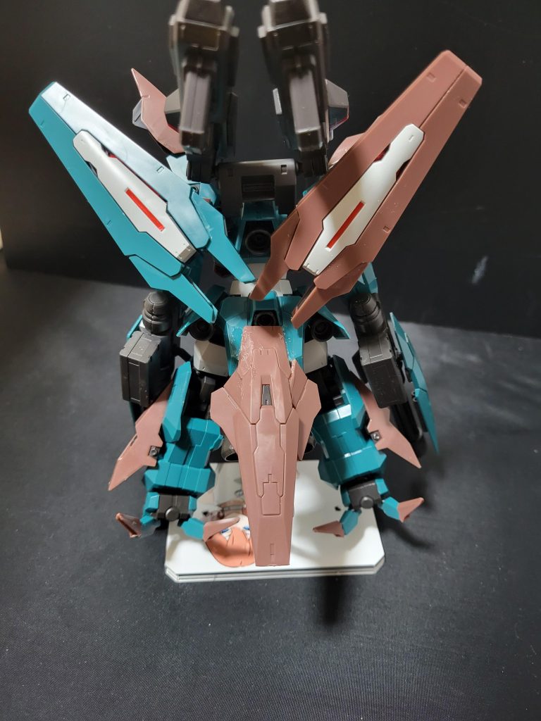 バックは分かりづらいかもしれませんが、リアアーマーにソーンのリアアーマーを取り付けブースターを増設、重MSの欠点である機動力をカバーしてる設定です。また踵にもソーンの踵を取り付けてボリュームを少しアップしました。