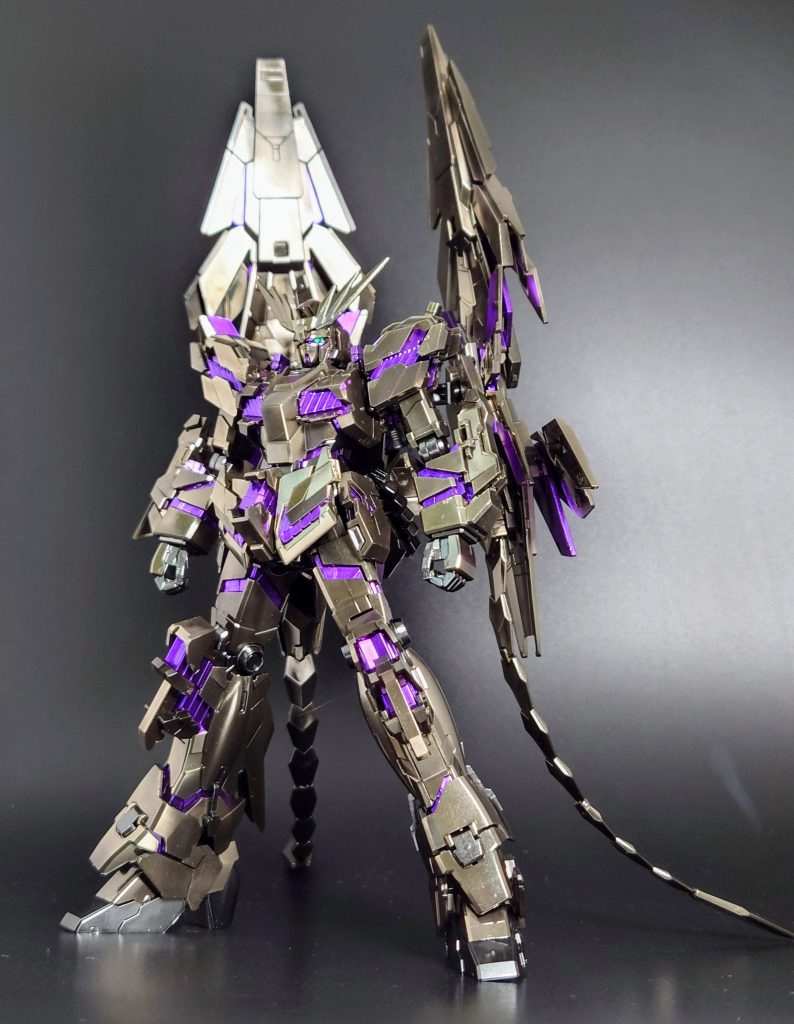 外装はシルバーメッキ調に塗装しました。塗料はボーンペイントのメッキ調セットを使用しています。初めてだったので、少し黒ずんでしまったのが心残りですが、これはこれで良い感じになりました。サイコフレームはパープルのキャンディ塗装です。