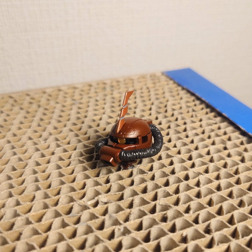 モノアイはピンバイスで窪みを作ってHアイズ埋め込みで