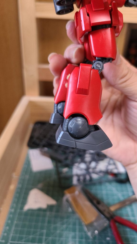 足が曲げられるように関節を改造