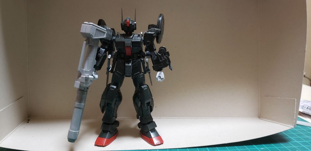 バズーカタイプの武器が付属だったのですがちょっと自分的イメージでは合わなかったので小型の武器に変更してます。