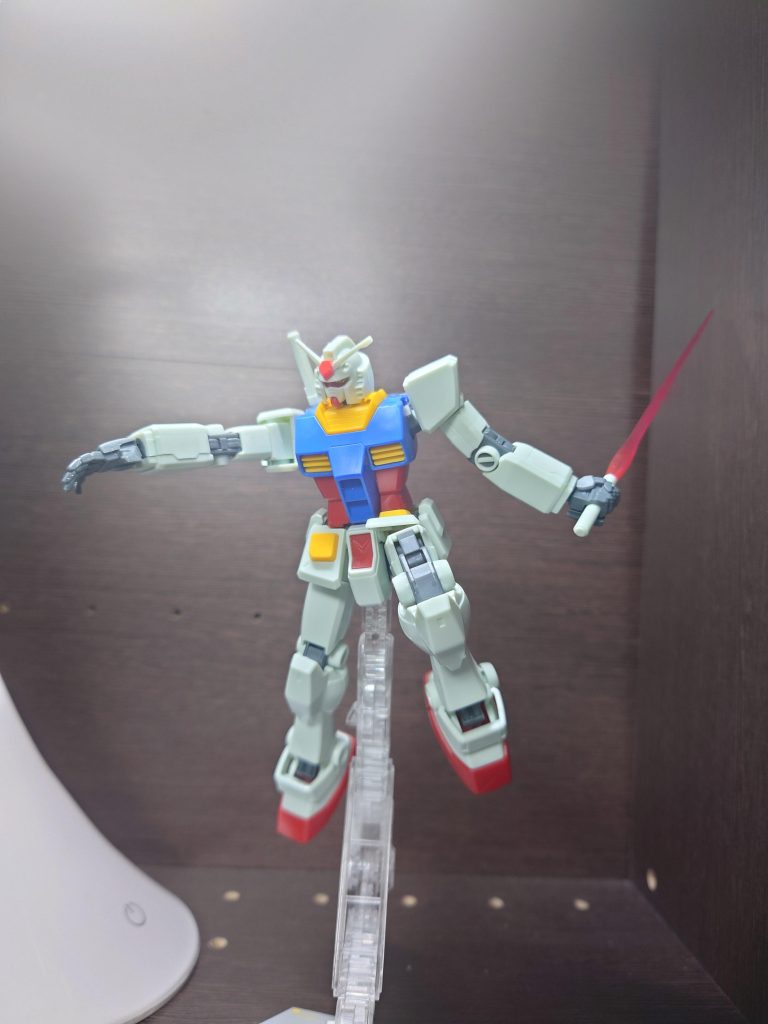 HGガンダム。初めて作りました。以前ガンダムベース限定のMGガンダムを作ったけどやっぱHGはだいぶディテールが少ない。でもそこがいいような気がする。今のままでもかっこいいけど少し装甲に関して色を追加するだけでもっとかっこよくなりそうだと感じました。