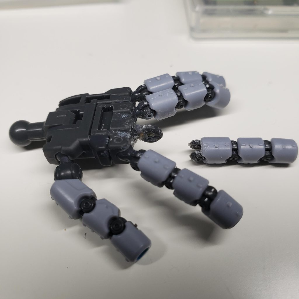 初めて真鍮線を使ってのリペアに挑戦。根元は繋がったけど、今度はその次の関節が外れた。ほんで、いと難し！なおしがたし！結局60点程度の修復具合。ま、いっか、遠目に飾ればわからない！