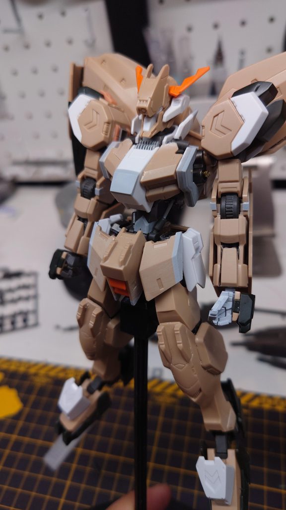 腕、肩は分割ラインを変更して合わせ目消しバックパックはダボ軸の一部カットで後ハメ加工頭部に関してはトサカ部分のはめ込みを一部カットして顔パーツの接続切るだけで簡単に出来たのでおすすめです\( 'ω')/