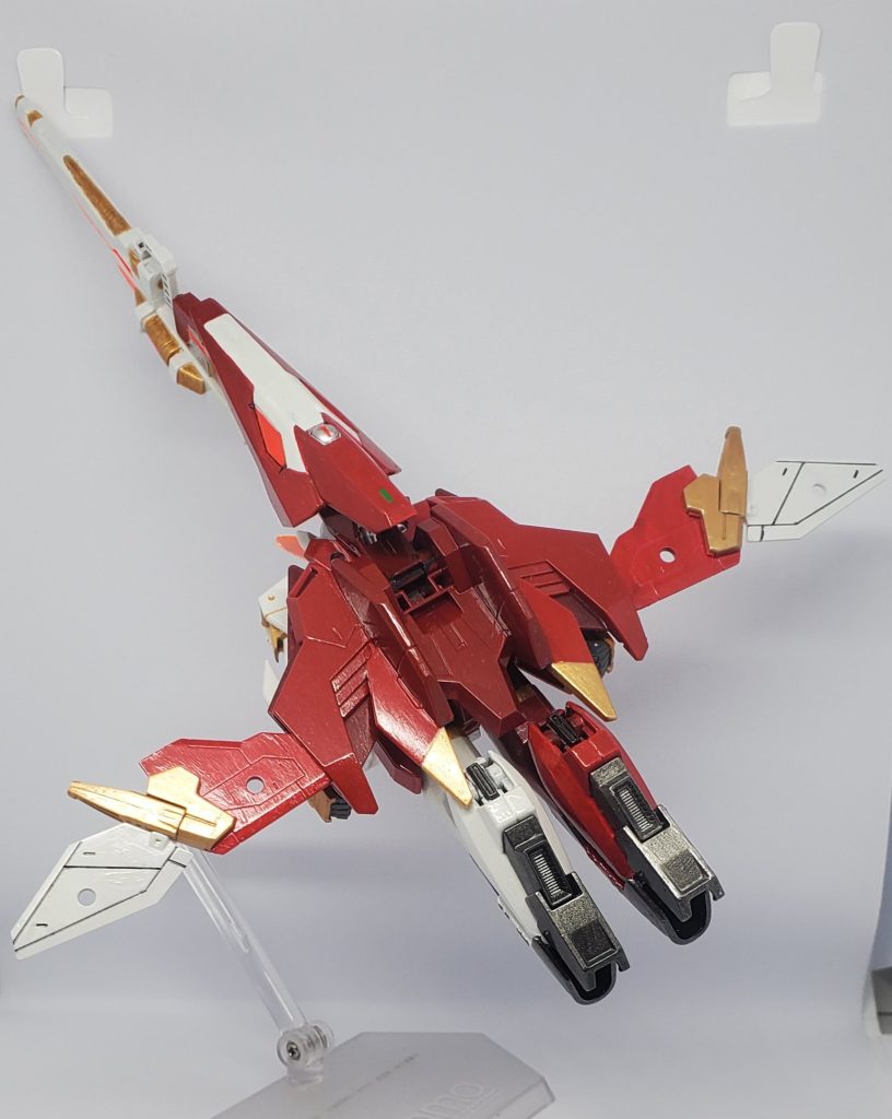 バードモード。最大全速で飛行する場合はこの形態になります。最高速度はウイングガンダムの1.2倍位です。