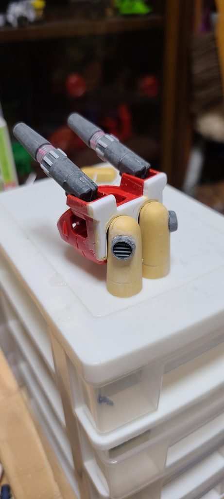 タンクの形が劇中と違ったのでパテで修正