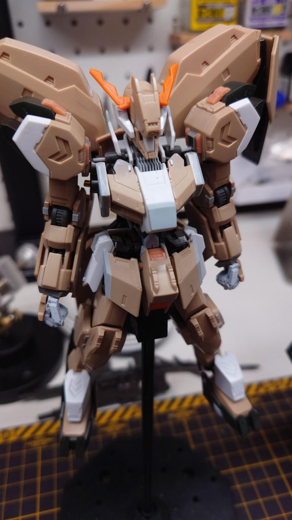 塗装前の状態です胴体の延長、胸部横の厚み追加、腰部フロントアーマーを1mmずつ延長、胸部アーマーを1mm延長、肩アーマーの接続方法を変更、その他各部ディテール追加