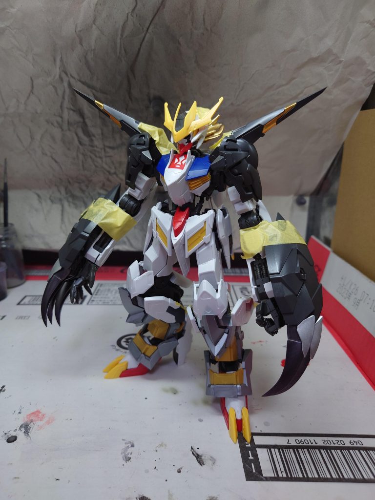 素組みのルプスレクスにハードオフで買ったブラックウォーグレイモンの素組みをバラしながら仮組みです😄特に足パーツはガンダムフレームを通す為、ニッパーで切りながら合わせていくのが大変でした💦腕はウォーグレイモンのジョイントサイズに合わせてバルバトス側へ取付穴を追加しました。肩はガンダムフレームのジョイントをウォーグレイモン側に移植して可動も問題なく仕上がりました👍 最後まで見て頂きありがとうございました😄