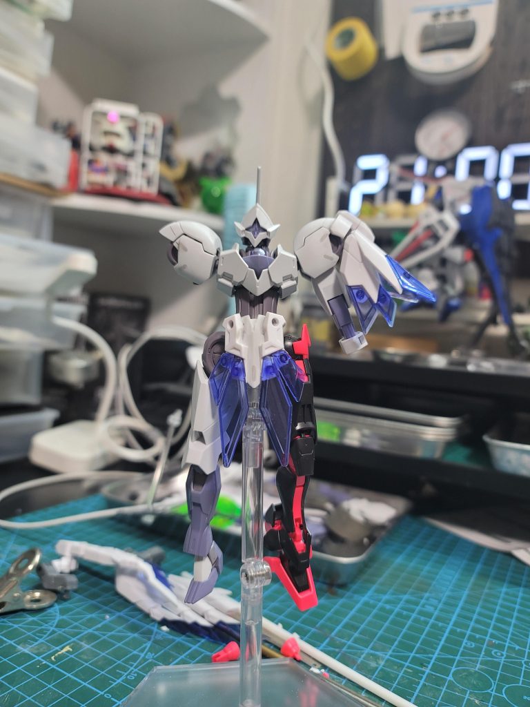 脚部はミカエリスのままだと膝下以降が細くイメージに合わなかったのでルブリスの下半身をそのまま流用(セブンイレブン限定のエコプラキット使用笑)