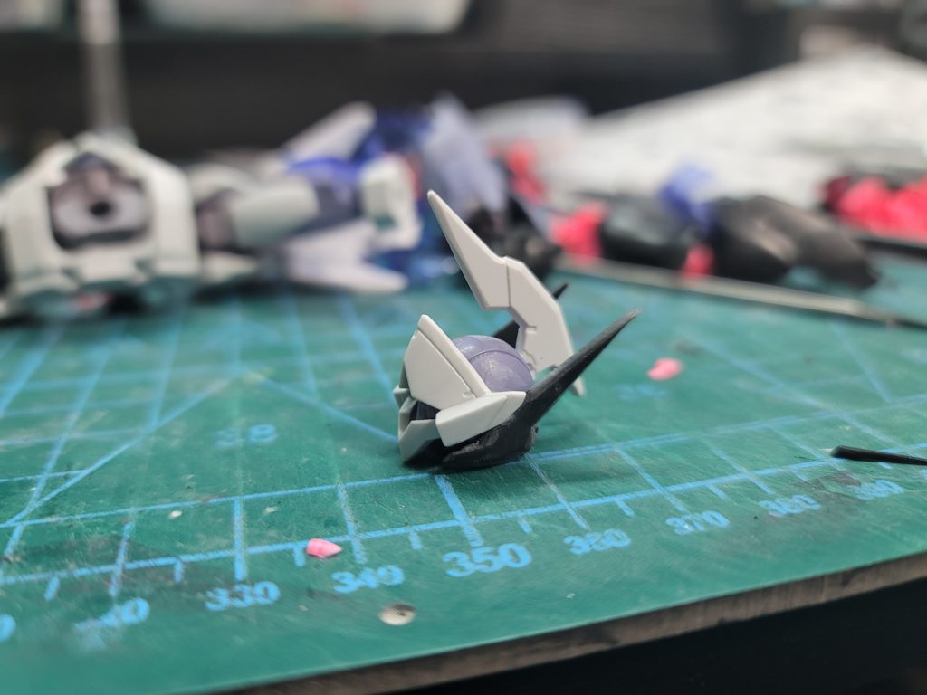 頭部にルブリスのパーツを一部移植し派手すぎないように