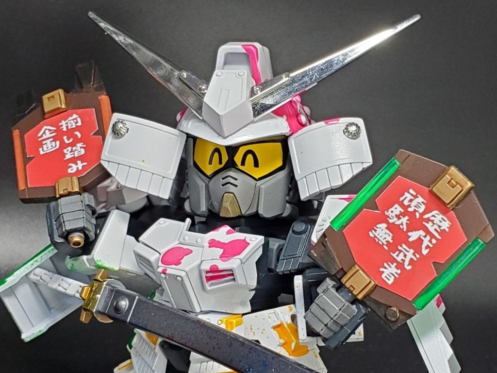 「多機能サインボード」 背中に刺した幟のような装備は分割して軍配として使用することもできる。#歴代武者頑駄無揃い踏み企画 のアピール第一の装備。