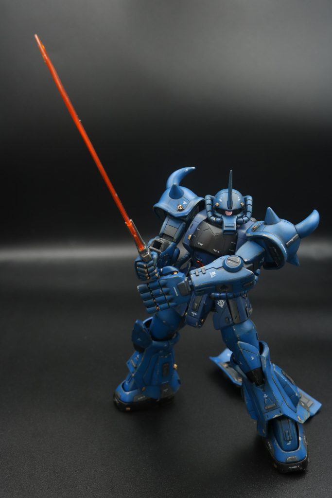 劇中のワンシーンっぽく。シールドを投げ捨てて、ヒートサーベルを構える。