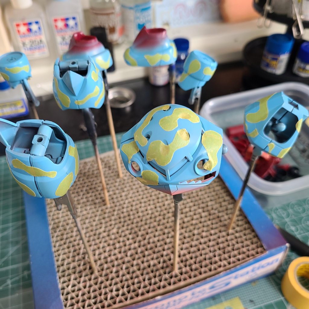 薄い水色から三色迷彩で