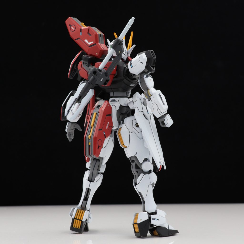 名前はの「/」は「スラッシュ」と呼びます。yamaさんが歌うOPに掛けてみました。ガンビットを鎧風に付けたいをコンセプトに改造したのが始まりです。右側はビームソードを扱うため、左側を中心にガンビッドを集めてます。アシンメトリーな感じも出したかったので上手く出来たと思います。