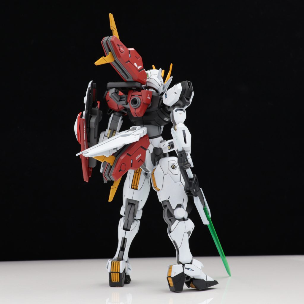 ガンビットはオリジナルと同じくシールドに。左肩のフライトユニットは後方に移動させ、高速機動形態となります。