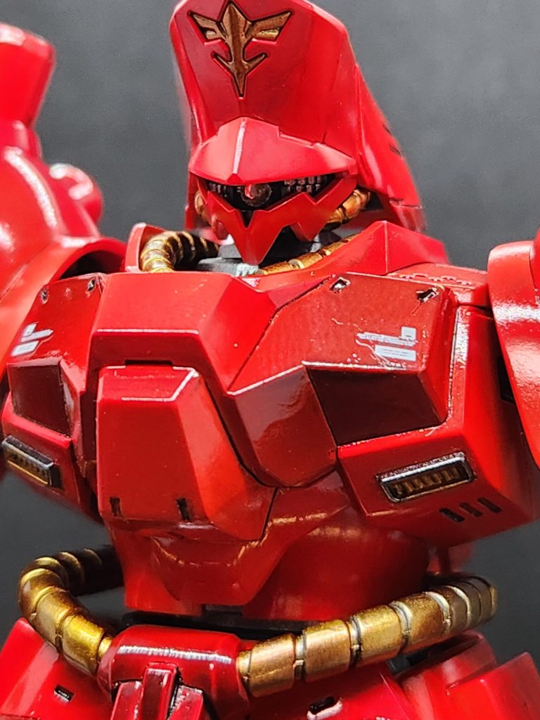 カメラ部分を1.5のドリルで穴を開けHアイズを埋め込みました