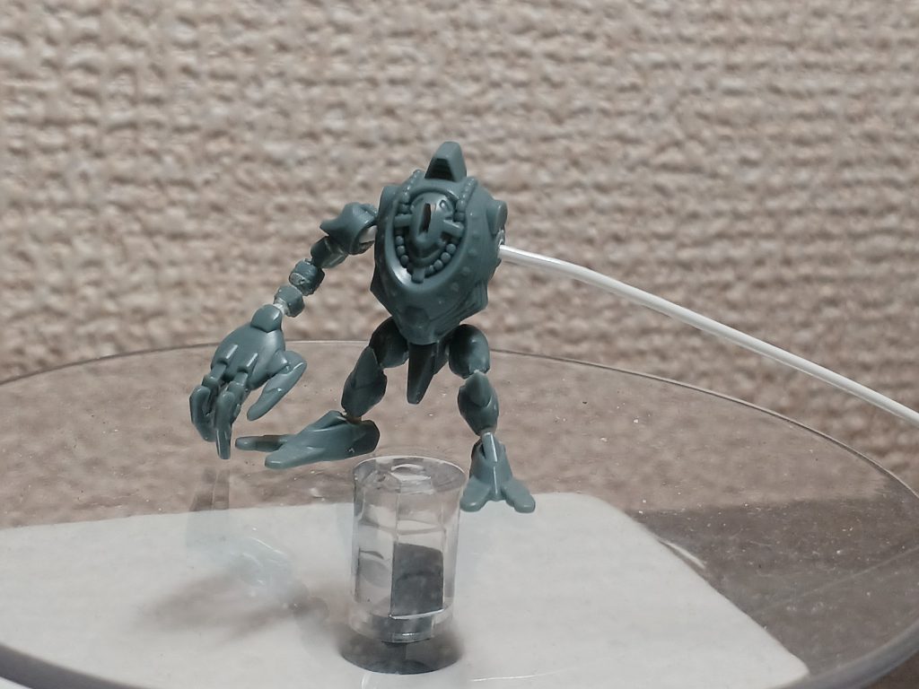 パーツを通しては接着の繰り返し。腕パーツは、二回ぶっ飛び行方不明。ランナーを削り出しで代用しました。