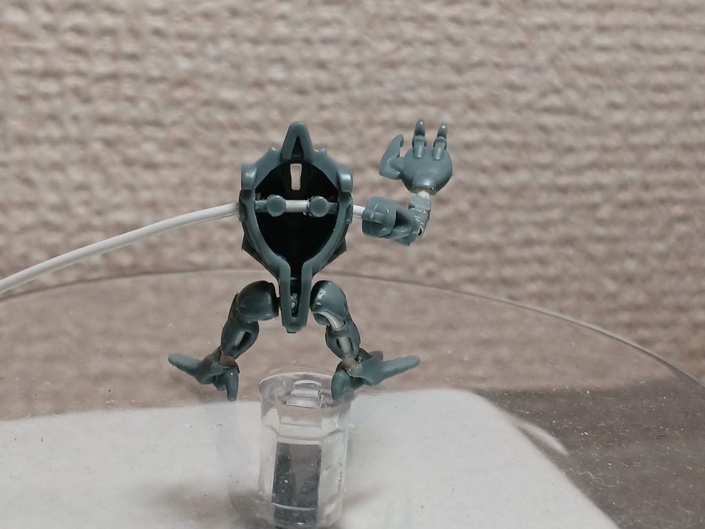 1.1mm園芸用の針金を通してあります。穴開けるとき、指痛かった。15cmが50本入って200円程。使ったのは1本の半分。半分は台座。あと49機作れる。アーティファクトにも使えますね。