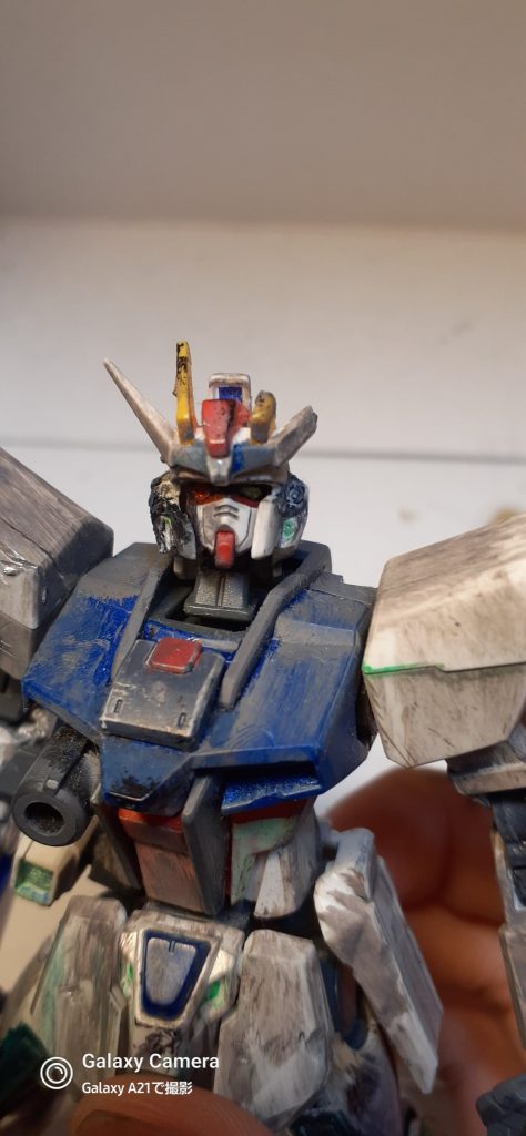 頭部にもこのようにダメージを施しています