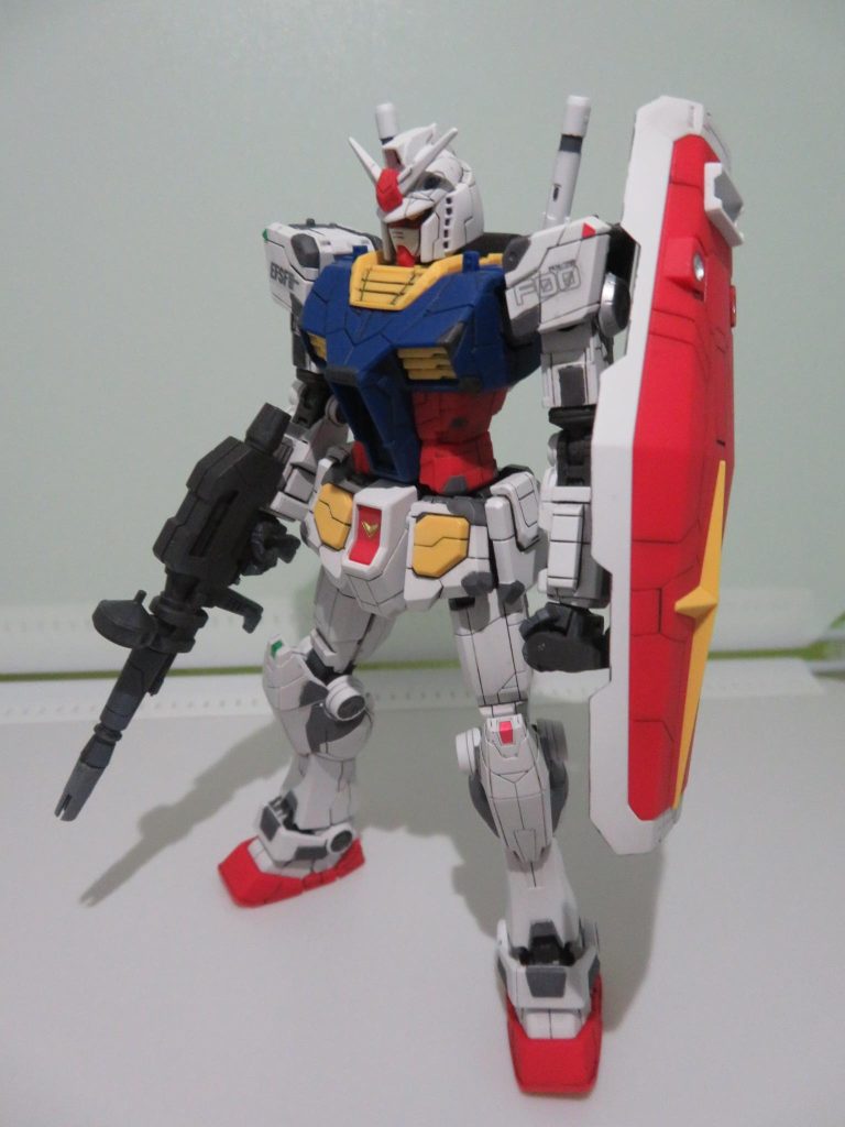 このキットには、等身大ガンダムには無かったビームライフルとシールドが付属しています。