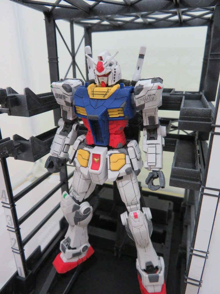 このガンダムドックはHGと同サイズながら、色々ギミックがあります。