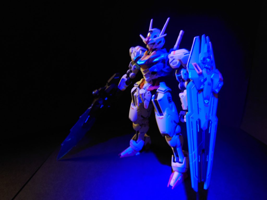 こいつもブラックライトで発光します。