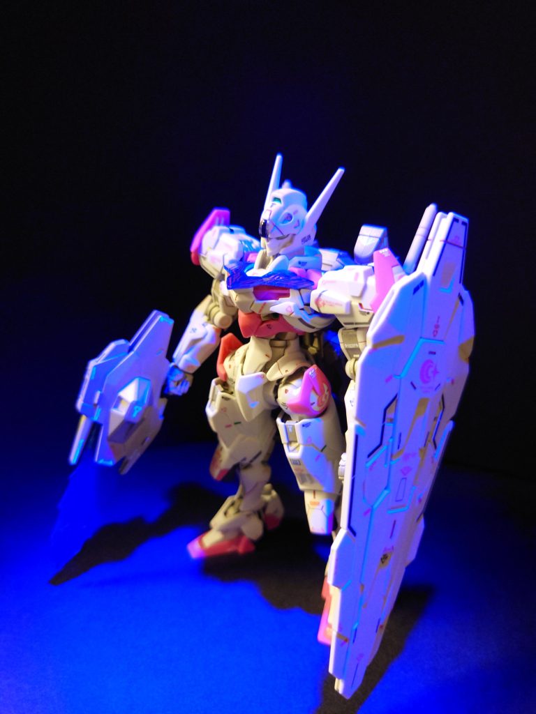 ピンクのデカールもブラックライトで発行してるんですが、写真だと分かりにくいですね