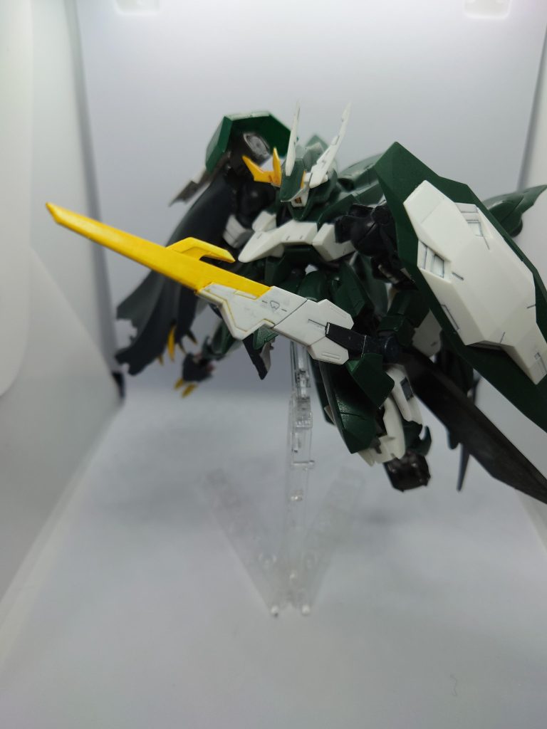 基本的には右腕部をマントで隠しているため、左肩に装備された大型シールドと、テイルブレードを改造した「レクスブレード」のみで戦う。