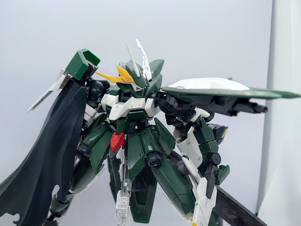 ブレードのワイヤー機構はオミットされたものの、シールド裏側には機関砲が内蔵されており、遠距離戦もそれなりに対応することができる。