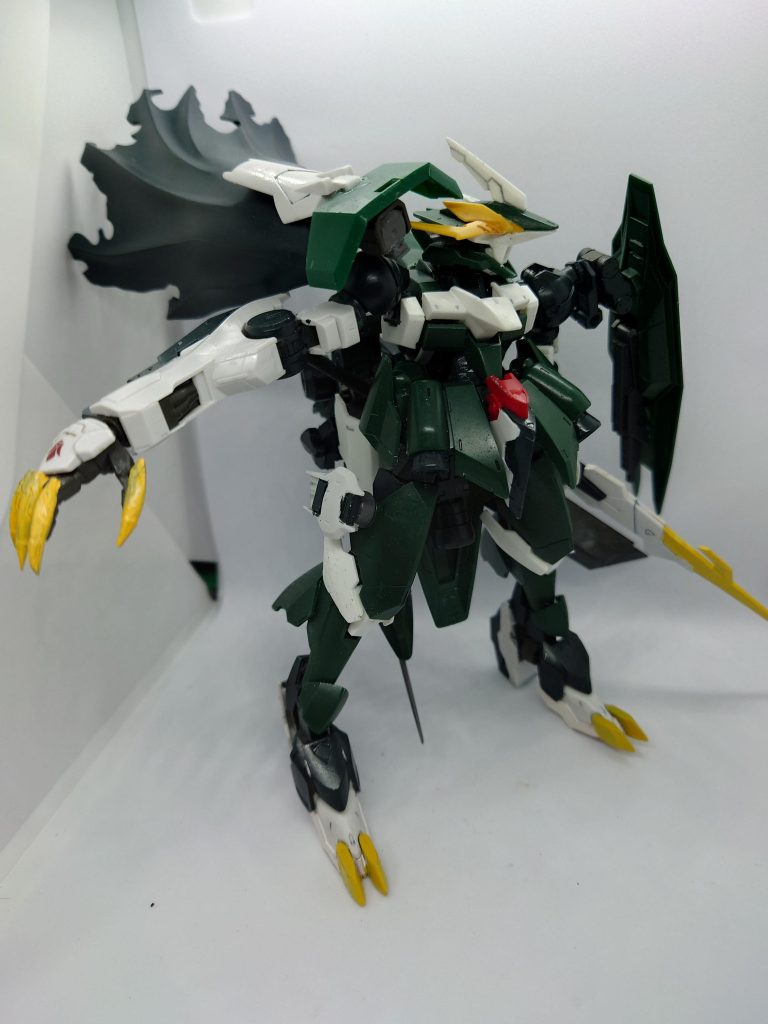 左腕だけでは勝てない。そんな敵と相対したその時だけ、隠された「それ」は現れる。かつての自分を追い詰めた、忌々しくも、雄々しき狼王の右腕。