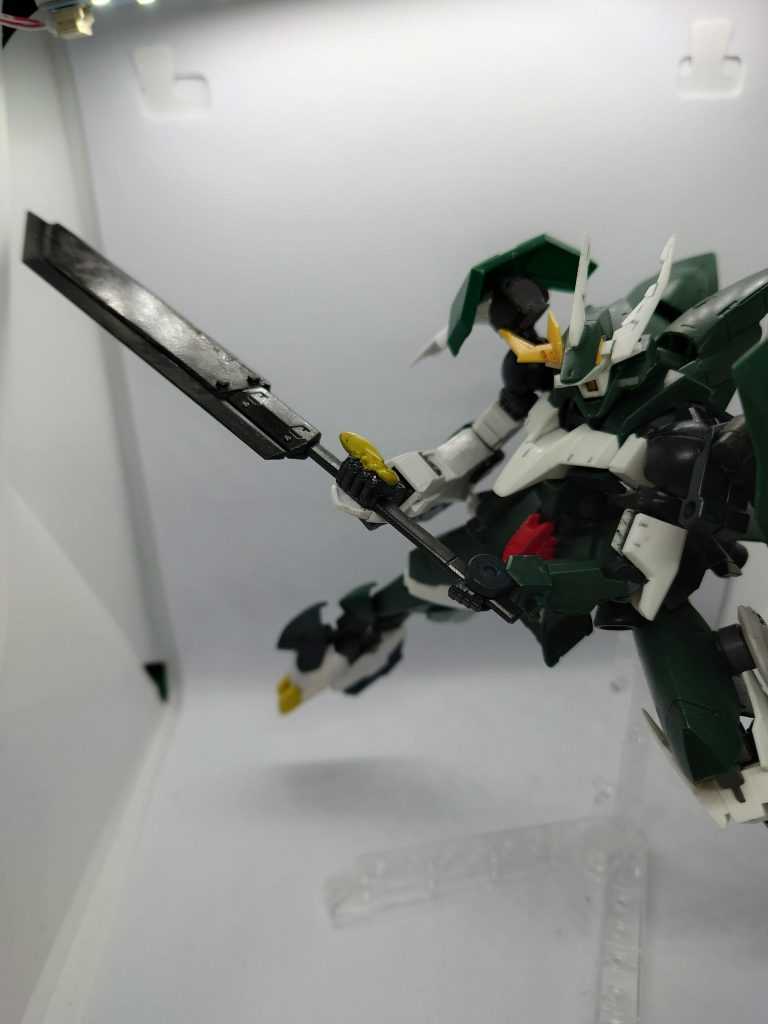 マントをパージし、振るうのは「メイスソード」。狼王の前身が振るっていたソードメイスを参考にし、斬撃性能を強化させた大型質量武器。それはこれまでの彼女の戦闘スタイルを否定するかの如く、一撃で相手を沈める剛の力であった。