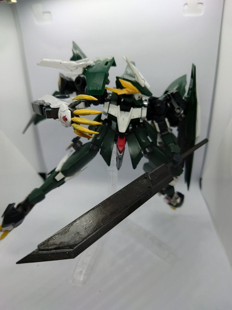 当然、その爪もまた見せかけだけのものではない。それはただのマニピュレーターにあらず、敵の装甲を貫く鋭き刃。