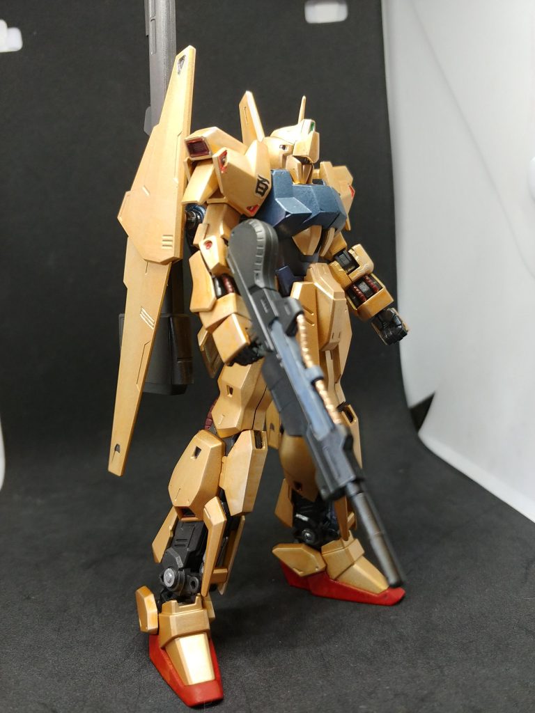 ゴールドの塗装は前回のジェガンで使用した【イエローゴールド×ホロレッド】で一応ゴールドの中にホロってます。が、最初からの予定でしたが艶消してますので今はホロ消えてます。