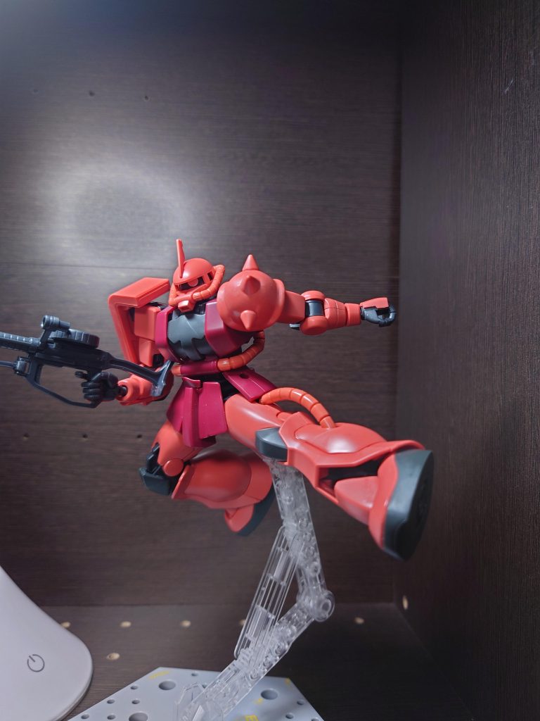 HGシャア専用ザクⅡ。かっこいい。ザクとかグフとかってとげとげのショルダーアーマーの真ん中で合わせ目できるイメージだったから合わせ目なくて驚きました。ただ動力パイプとかが軟質パーツだったりで筆塗している身からしたらどうやって色変えようと悩みどころです。