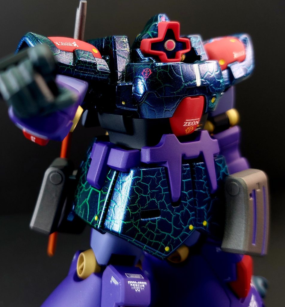 向かって右側のクラック塗装から左側へ薄く黄色を上塗りしてグリーンに!ブルーからグリーンへとグラデーションしてます✨最後のトップコートをサファイアブルーと光沢クリアを混ぜたのを吹いてキラキラ+光沢ブルーを強調してあります🎵実物はもう少し妖艶に光ってるんですがね~( *´艸`)